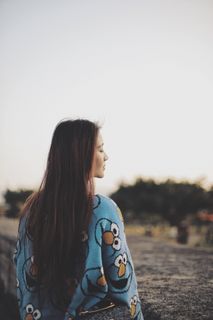 身着蓝色夹克、闭着眼睛的女子的后视图照片 身着蓝色夹克、闭着眼睛的女子的后视图照片
