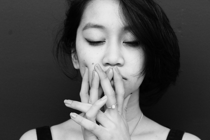 穿着黑色背心的女人