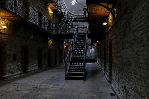 胡同里的钢楼梯