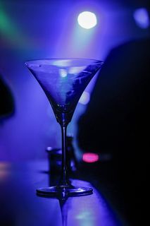 透明长柄酒杯特写照片 透明长柄酒杯特写照片