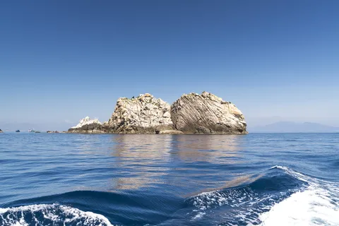 海水环绕的白色小岛 海水环绕的白色小岛