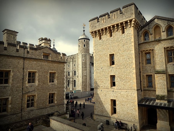 建筑物旁的石头教堂