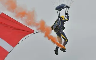 烟雾，降落伞，丹麦国旗，航展，无人，飞行，户外，白天