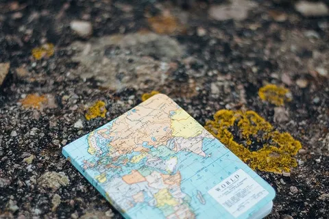 黑色表面上的封闭世界地图册