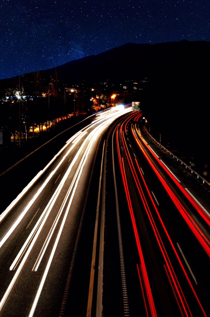 夜间道路上车辆的timelapse照片