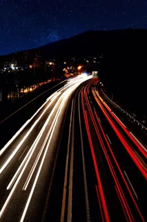 夜间道路上车辆的timelapse照片 夜间道路上车辆的timelapse照片