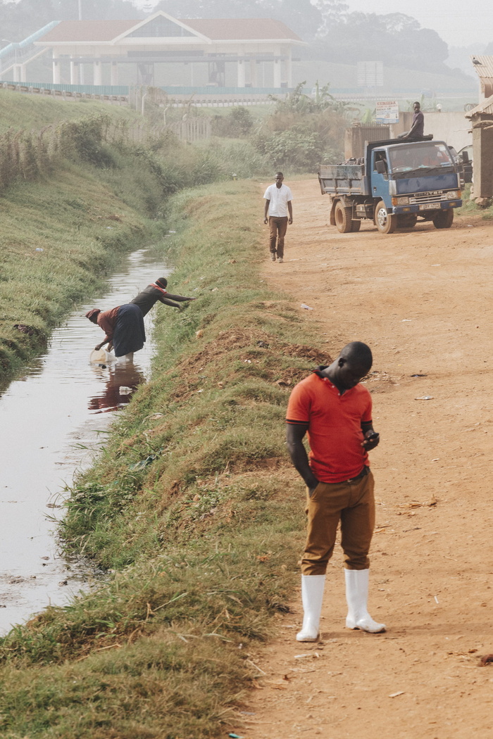 穿红色马球衫的男子