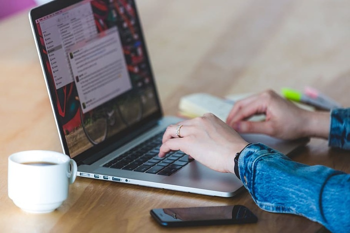 笔记本电脑照片上的即时消息