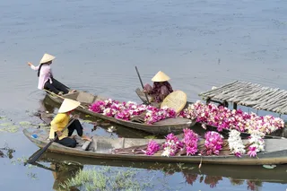 三个女人坐在船上