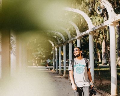 白衣男子在人行道上行走