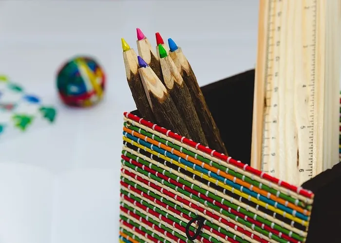 彩色铅笔尺桌