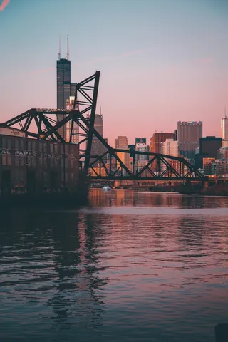 城市附近的黑桥