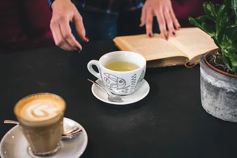 一杯茶和一本书 一杯茶和一本书