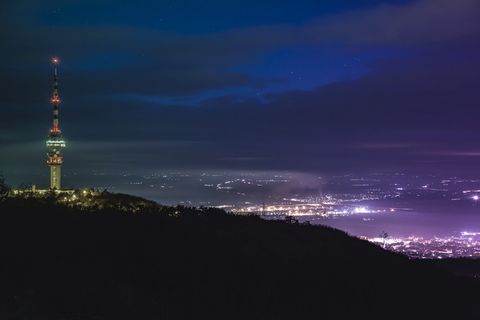 夜间建筑物的天线
