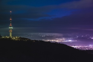 夜间建筑物的天线