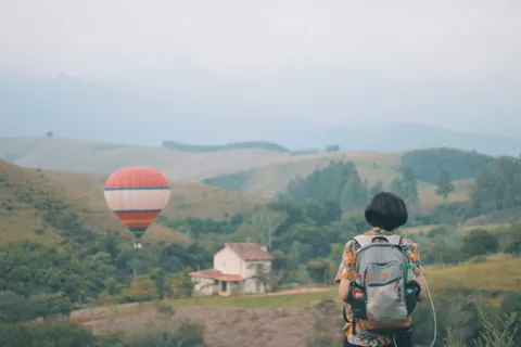 背着背包站在空地上的女人