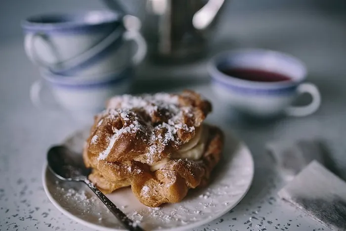 咖啡、T恤和奶油泡芙