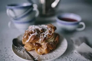 咖啡、T恤和奶油泡芙