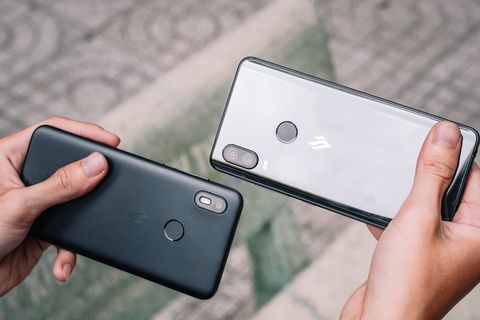 两款灰色和黑色智能手机