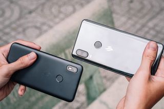 两款灰色和黑色智能手机