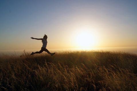 美国，蒙大拿州公园，海洋，田野，草地，跳跃，女孩，跳跃