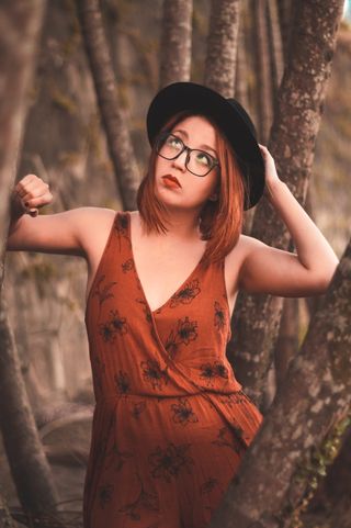 举着帽子抬头的女人