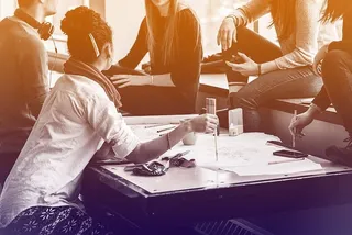 商务会议-在桌上讨论计划-年轻企业家