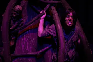 室内，一个人，成年人，夜晚，恐惧，黑暗，肖像，年轻人