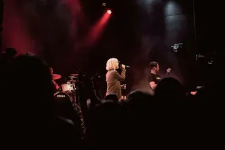 拿着麦克风的女人、人、人、人群、灯光、音乐家、乐器、舞台