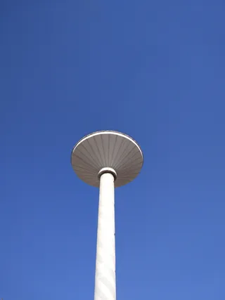 阴霾天淡淡的蓝，水塔，塔，蓝，晴空，天空，低角度看，建筑