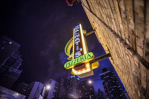 标牌的低角度照片