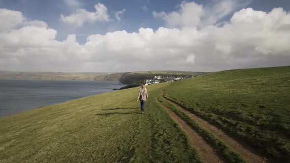 走在绿色草地上的女人