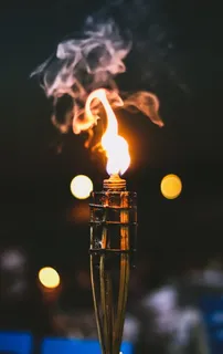 点燃草坪火炬的选择性聚焦摄影