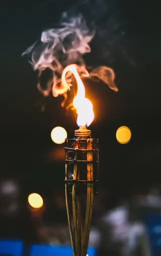 点燃草坪火炬的选择性聚焦摄影