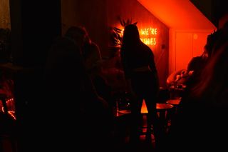 希腊, 雅典, psiri, 酒吧, 红色, 城市, 妇女, 一群人