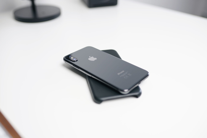 白色表面上的空间灰色iPhone X