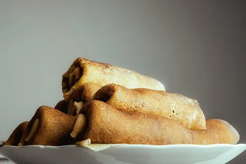 卷的,糕点,盘子,熟的,煎饼,白色,陶瓷,卷 卷的,糕点,盘子,熟的,煎饼,白色,陶瓷,卷