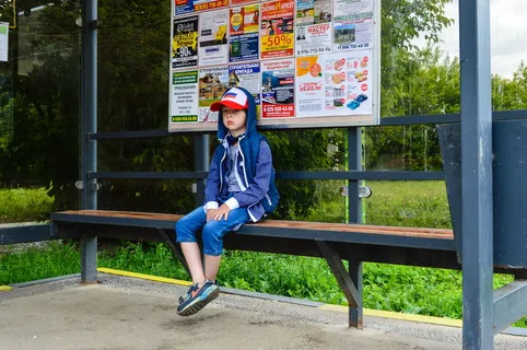 停下来,等车,棒球帽,俄罗斯,莫斯科,莫斯科地区,孩子们,俄罗斯巴士 停下来,等车,棒球帽,俄罗斯,莫斯科,莫斯科地区,孩子们,俄罗斯巴士