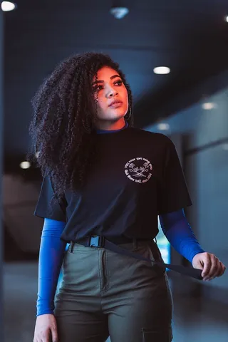 站在灯光昏暗的房间里的女人