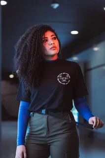 站在灯光昏暗的房间里的女人 站在灯光昏暗的房间里的女人