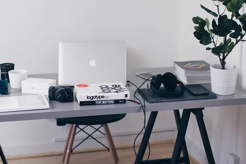 桌上的银色MacBook 桌上的银色MacBook