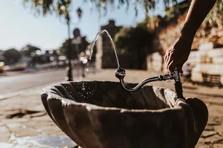 人行道上有水流的饮水机