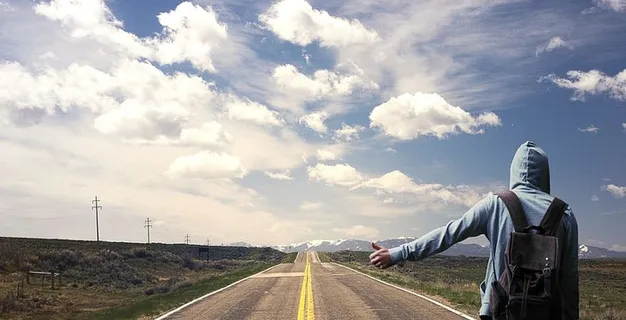 人，灰色，连帽夹克，背包，等待，搭便车，搭便车，人