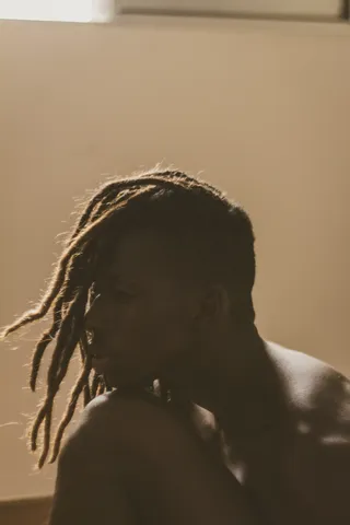 男子把头靠在膝盖上