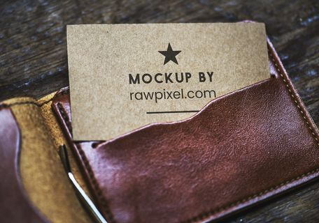 由Rawpixel制作的实体模型棕色皮夹内的名片