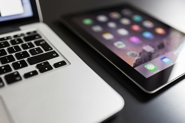 空间，灰色，ipad，旁边，银色macbook，黑色，桌面，银色