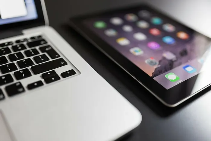 空间，灰色，ipad，旁边，银色macbook，黑色，桌面，银色