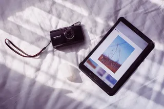 相机旁的黑色三星平板电脑