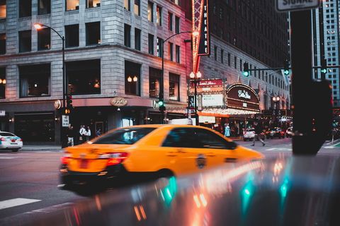 路上的黄色车辆