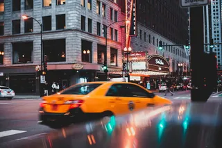 路上的黄色车辆